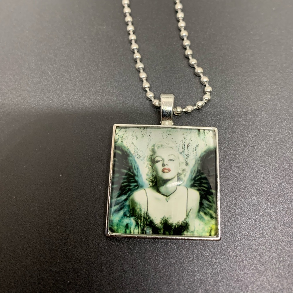 Marilynn Monroe necklace pendant and chain